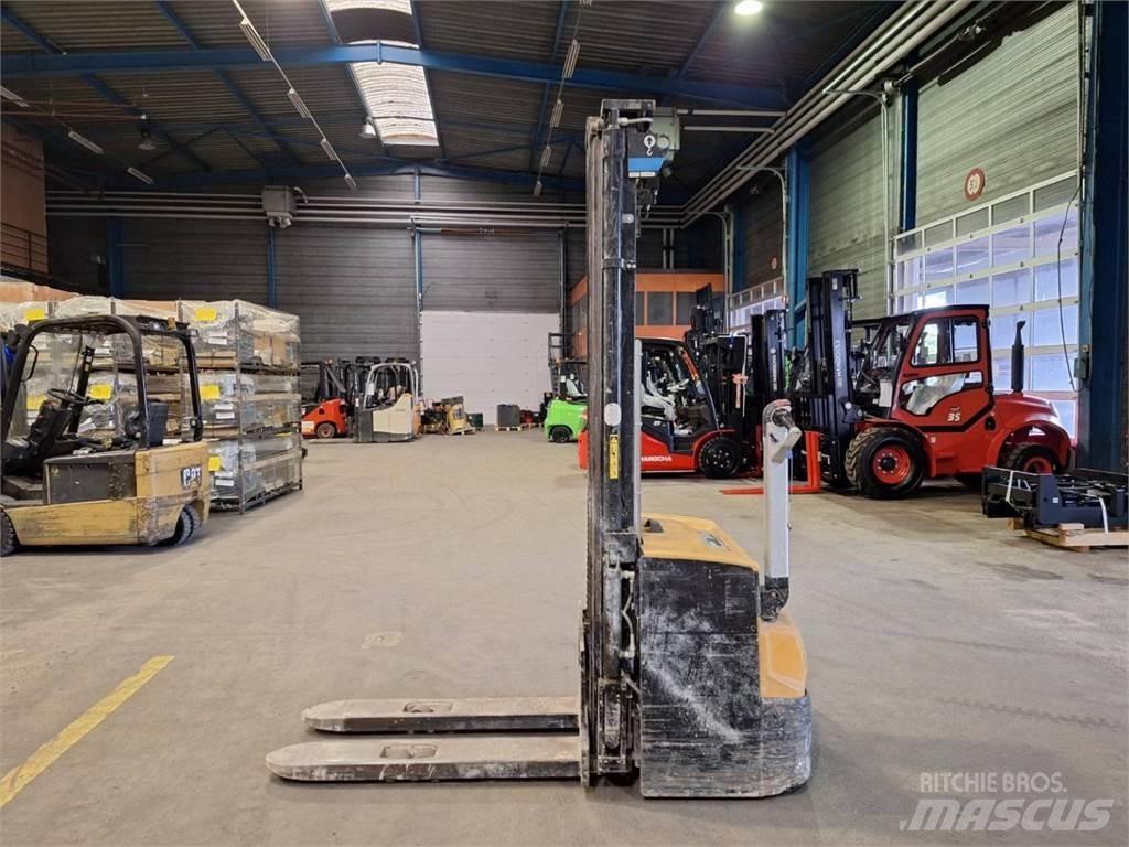 CAT NSP16N2 Pedestrian stacker