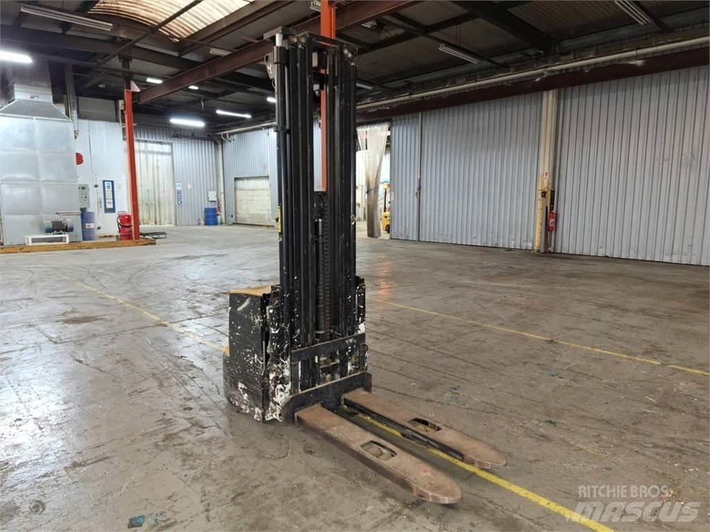 CAT NSP16N2 Pedestrian stacker
