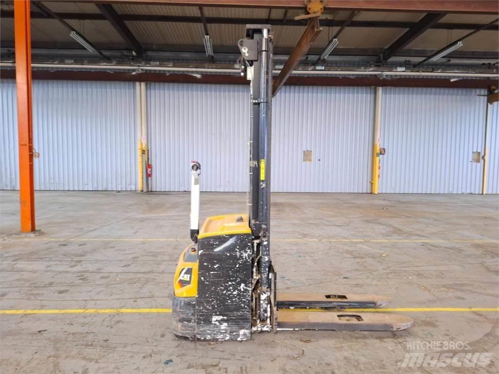 CAT NSP16N2 Pedestrian stacker