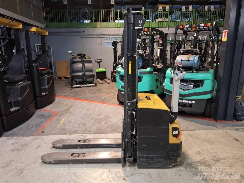 CAT NSP16N2 Pedestrian stacker