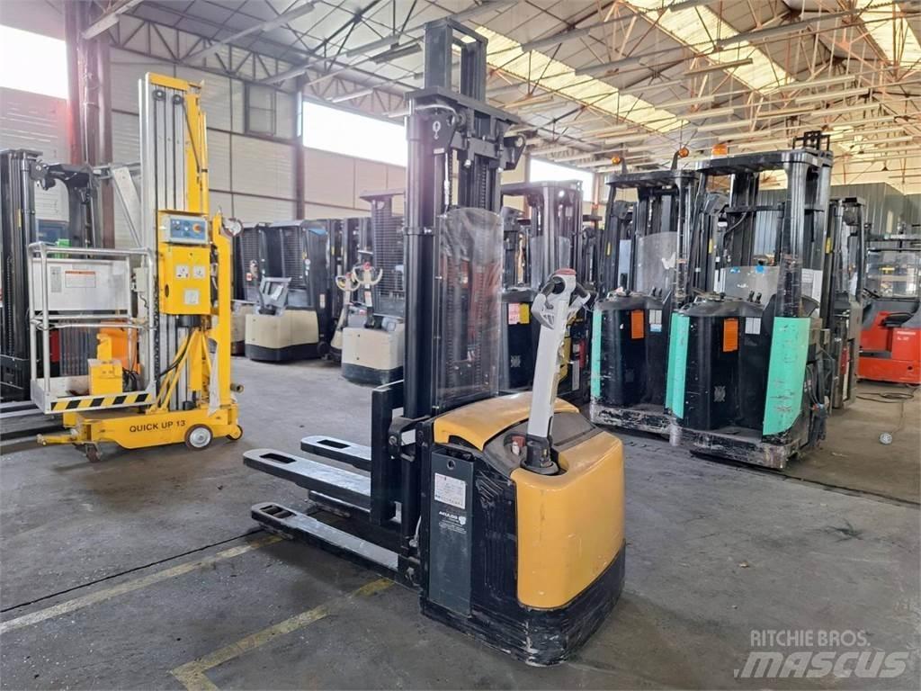CAT NSP16NI Pedestrian stacker