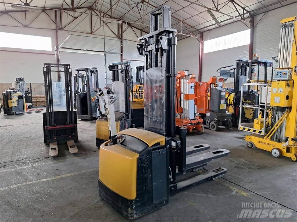 CAT NSP16NI Pedestrian stacker