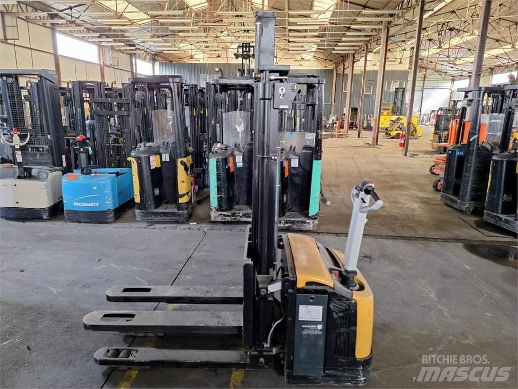 CAT NSP16NI Pedestrian stacker