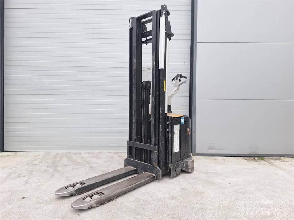 CAT NSV16Ni Pedestrian stacker