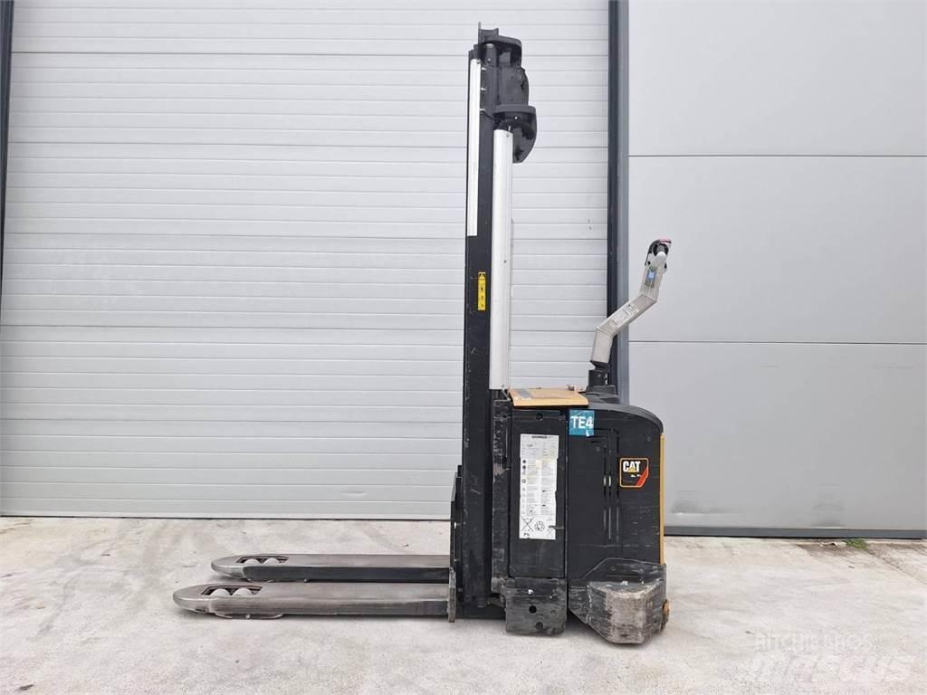 CAT NSV16Ni Pedestrian stacker