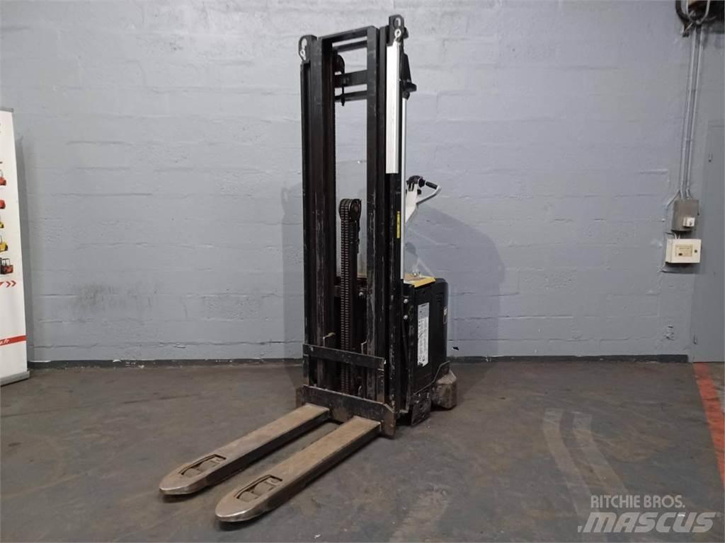 CAT NSV16Ni Pedestrian stacker