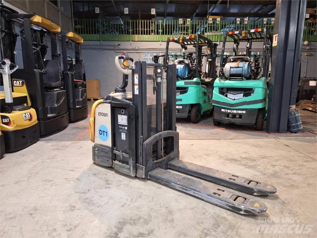 Crown DT3040 Self propelled stackers