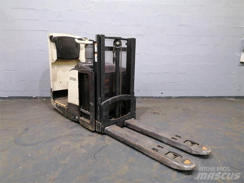 Crown DT3040 Self propelled stackers