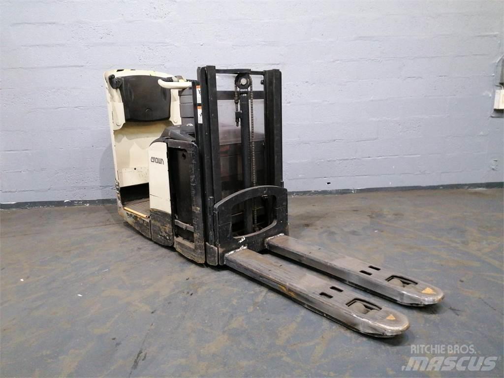 Crown DT3040 Self propelled stackers