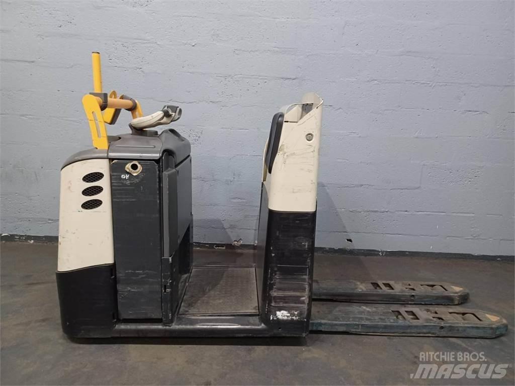 Crown GPC3020 Low lift order picker
