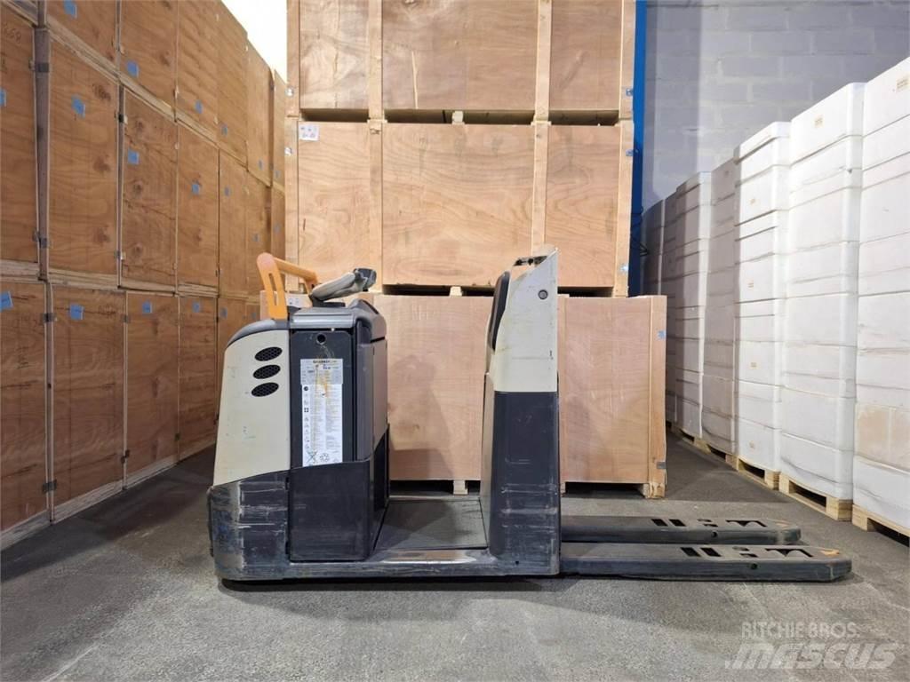 Crown GPC3020 Low lift order picker