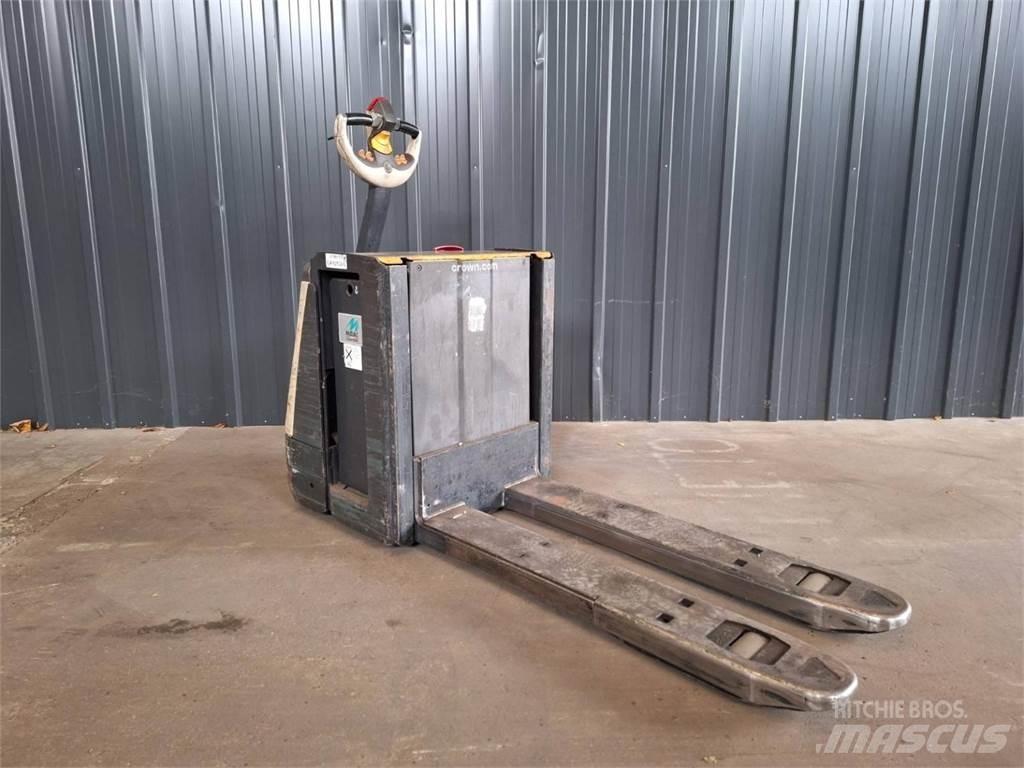 Crown WP3080 Pedestrian stacker