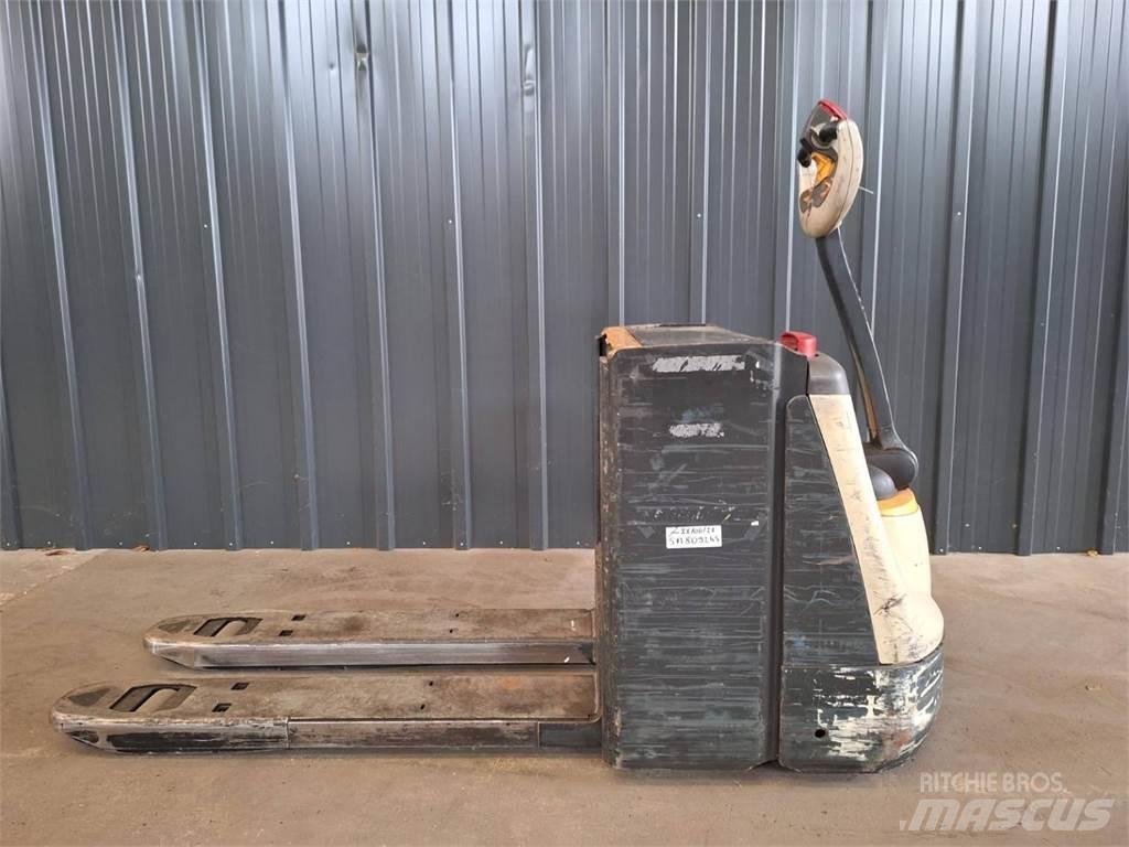 Crown WP3080 Pedestrian stacker