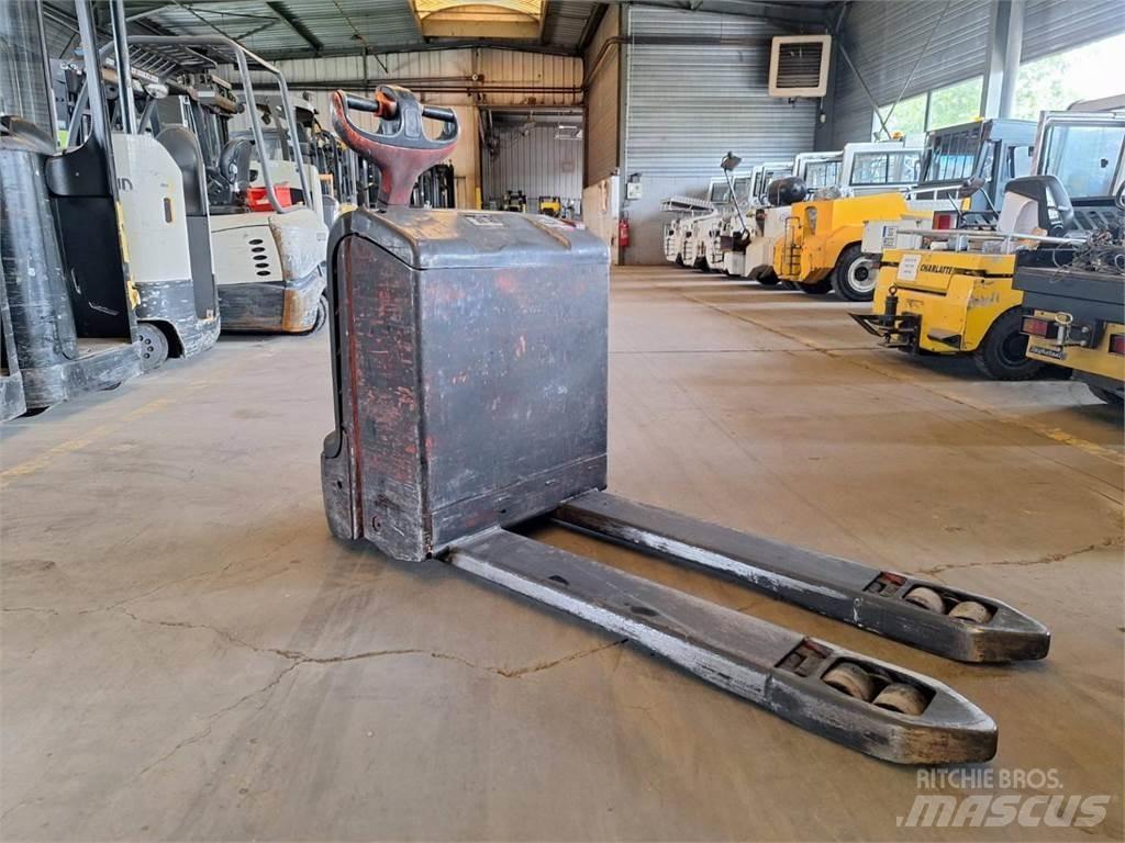 Fenwick T18 Pedestrian stacker