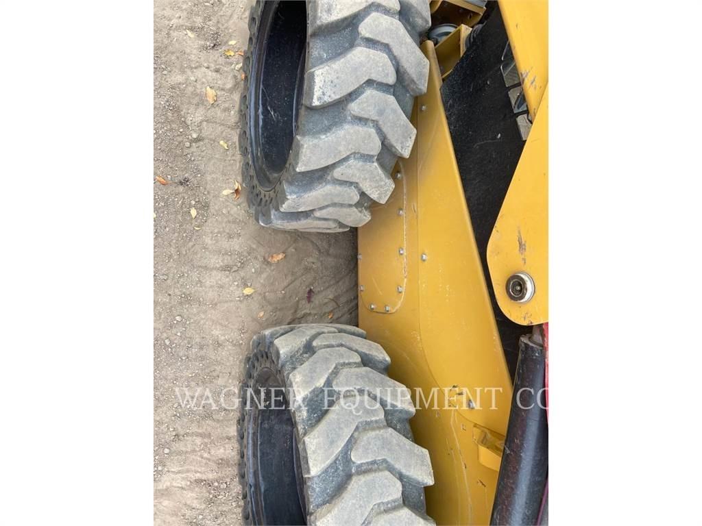 CAT 236D3 Skid steer loaders