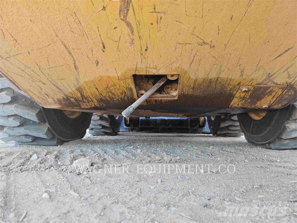 CAT 236D3 Skid steer loaders