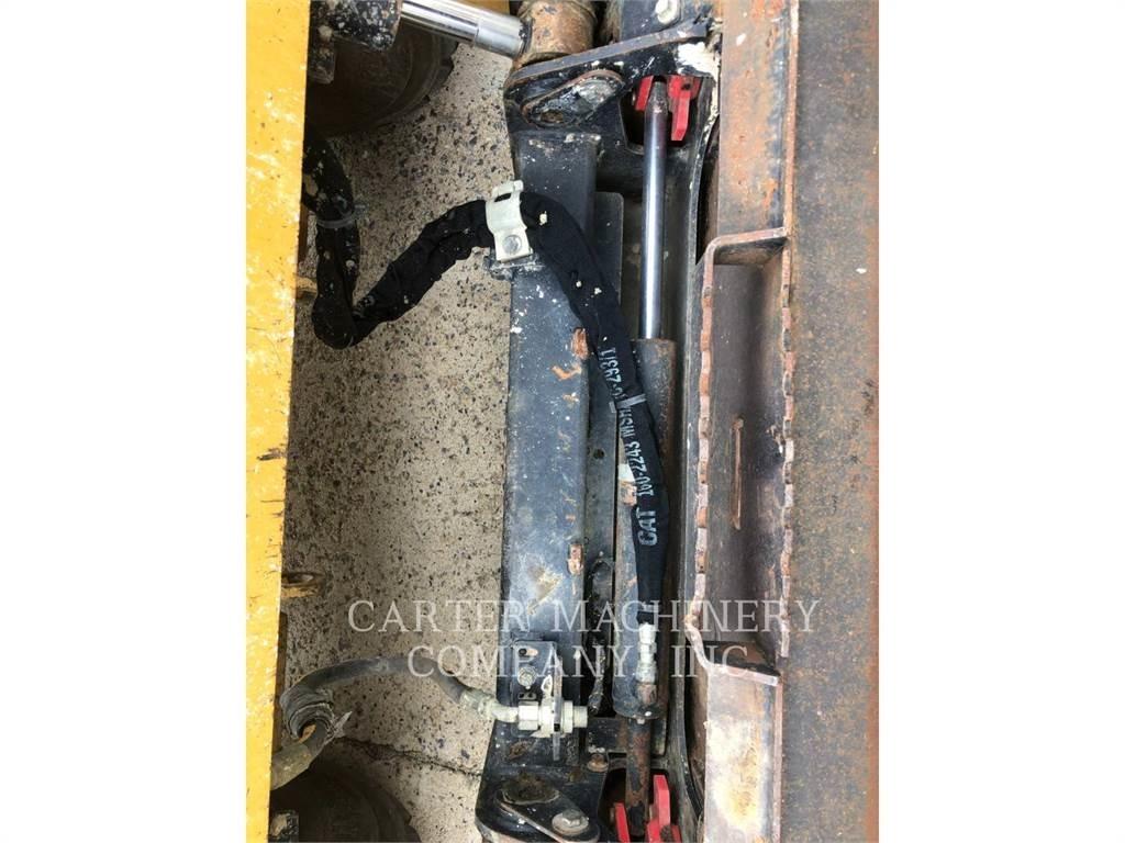 CAT 272 Skid steer loaders