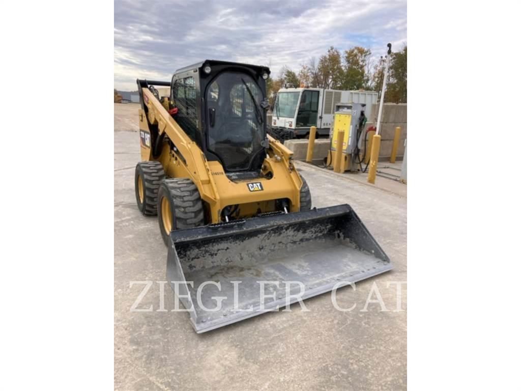 CAT 272D2 Skid steer loaders
