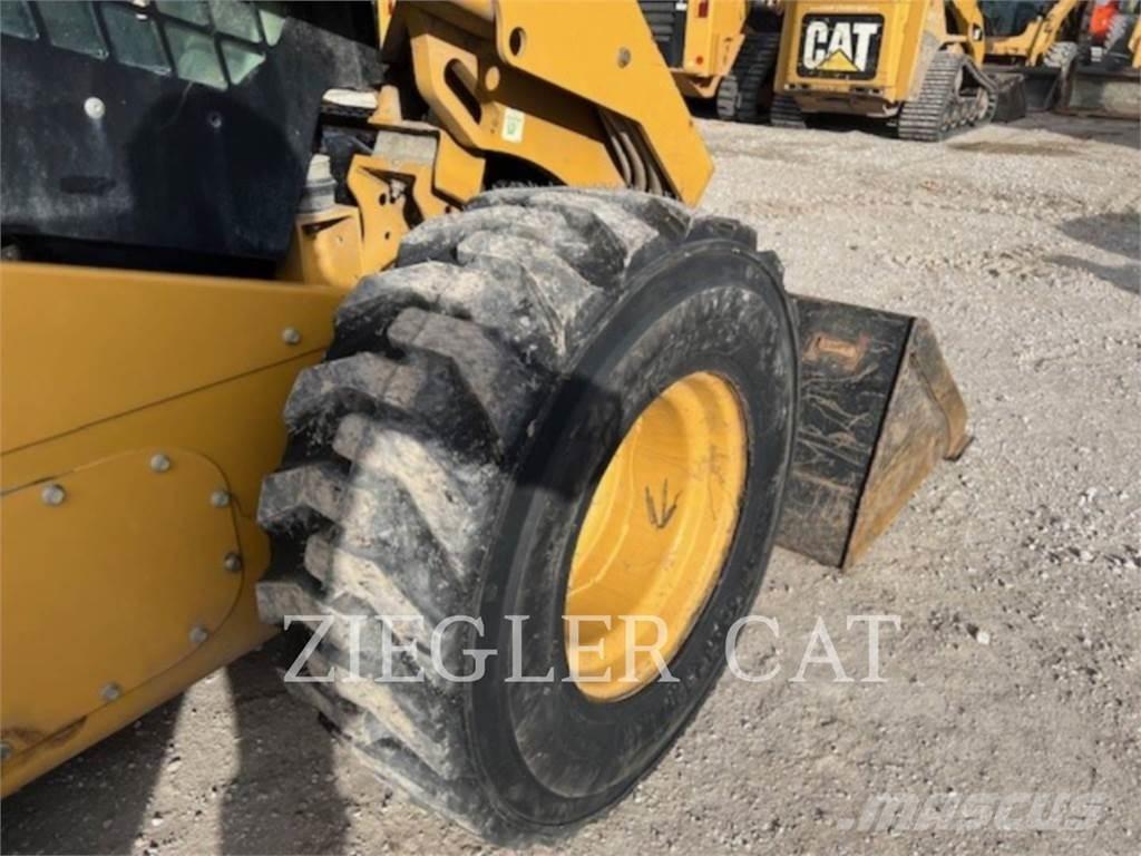 CAT 272D2 Skid steer loaders