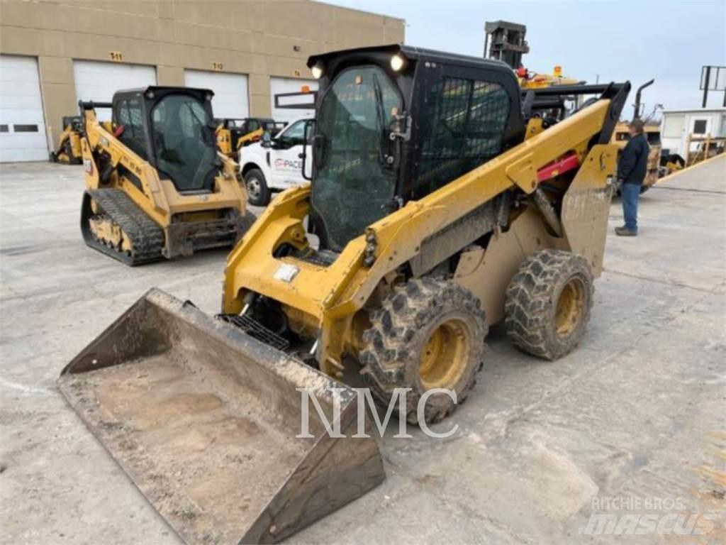 CAT 272D2 Skid steer loaders