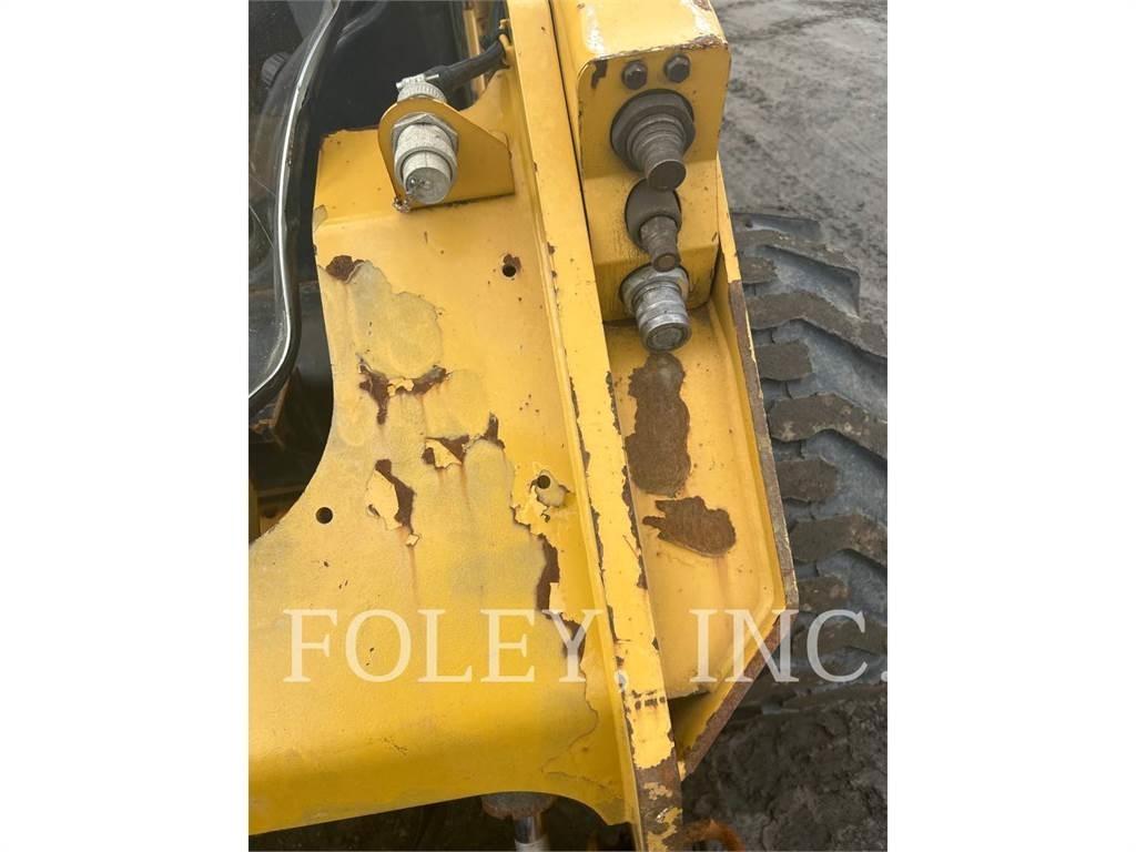 CAT 272D2 Skid steer loaders