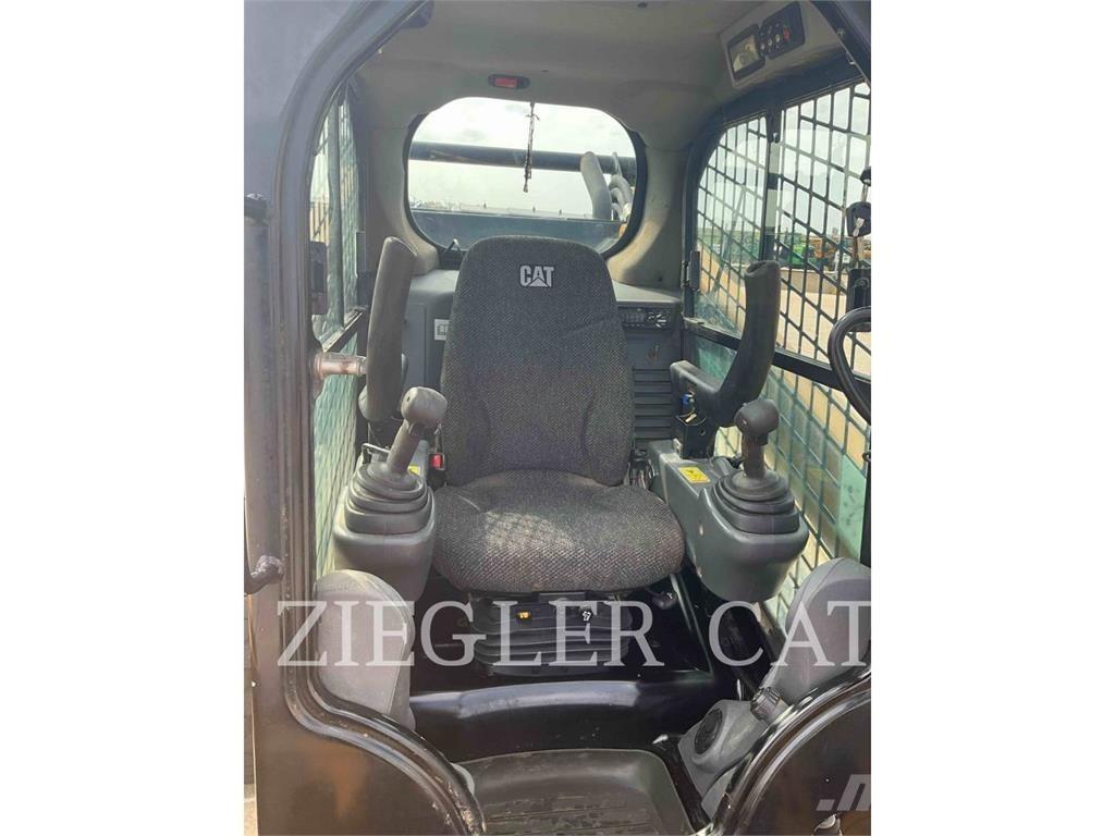 CAT 272D2 Skid steer loaders