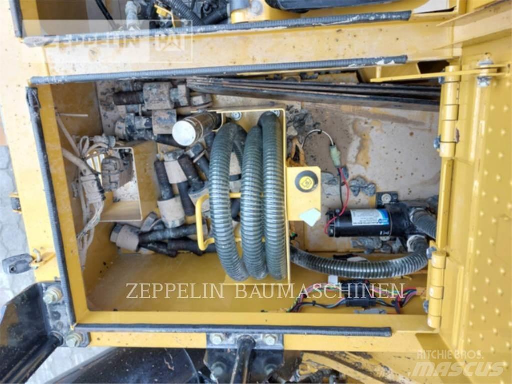 CAT 390FL Crawler excavators