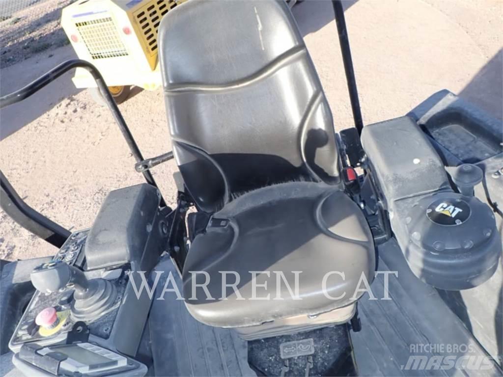 CAT CB10 Asphalt pavers