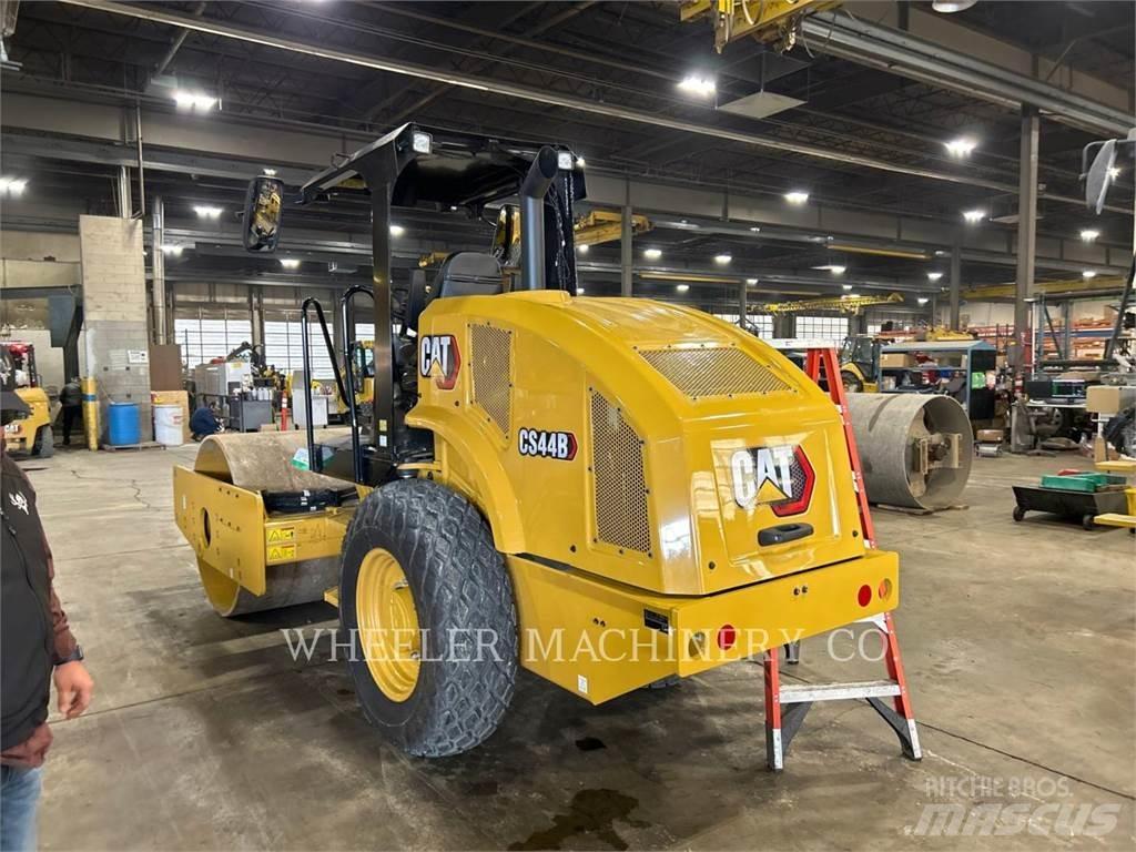 CAT CS44B Single drum rollers