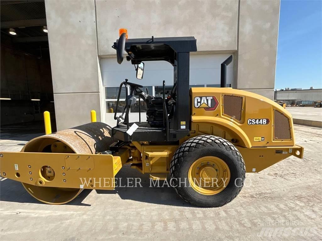 CAT CS44B Single drum rollers