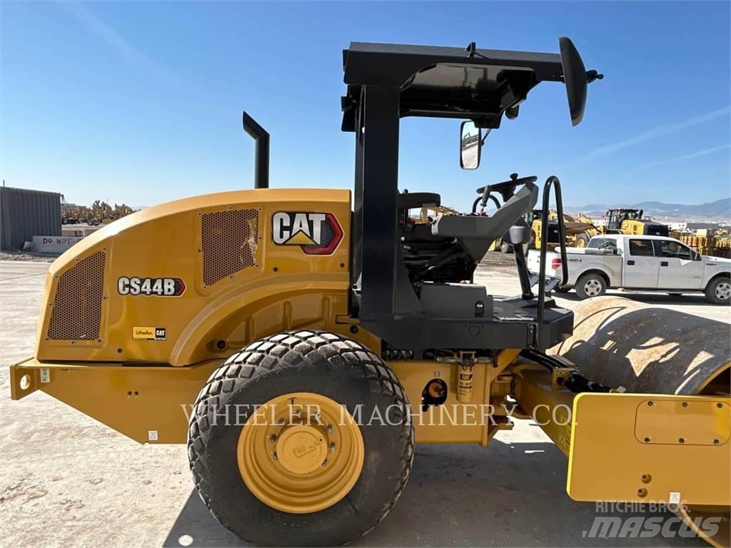 CAT CS44B Single drum rollers