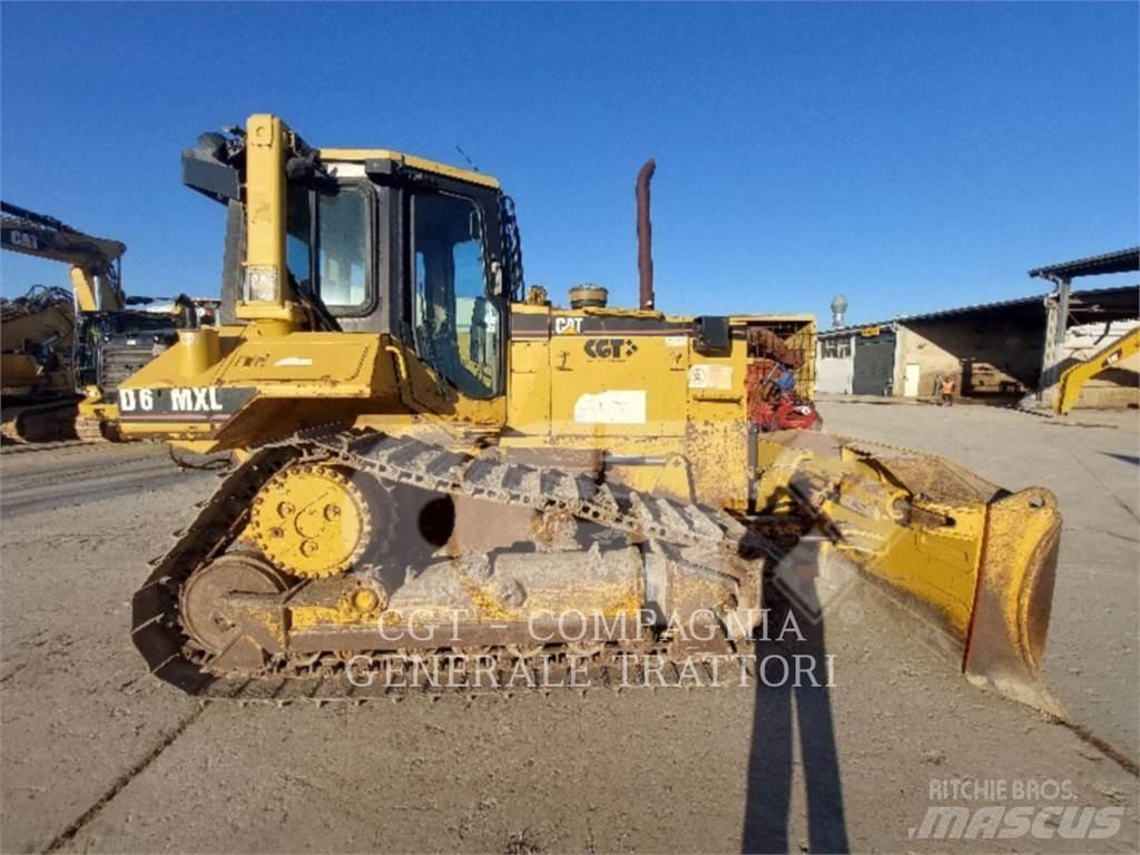 CAT D6M Crawler dozers