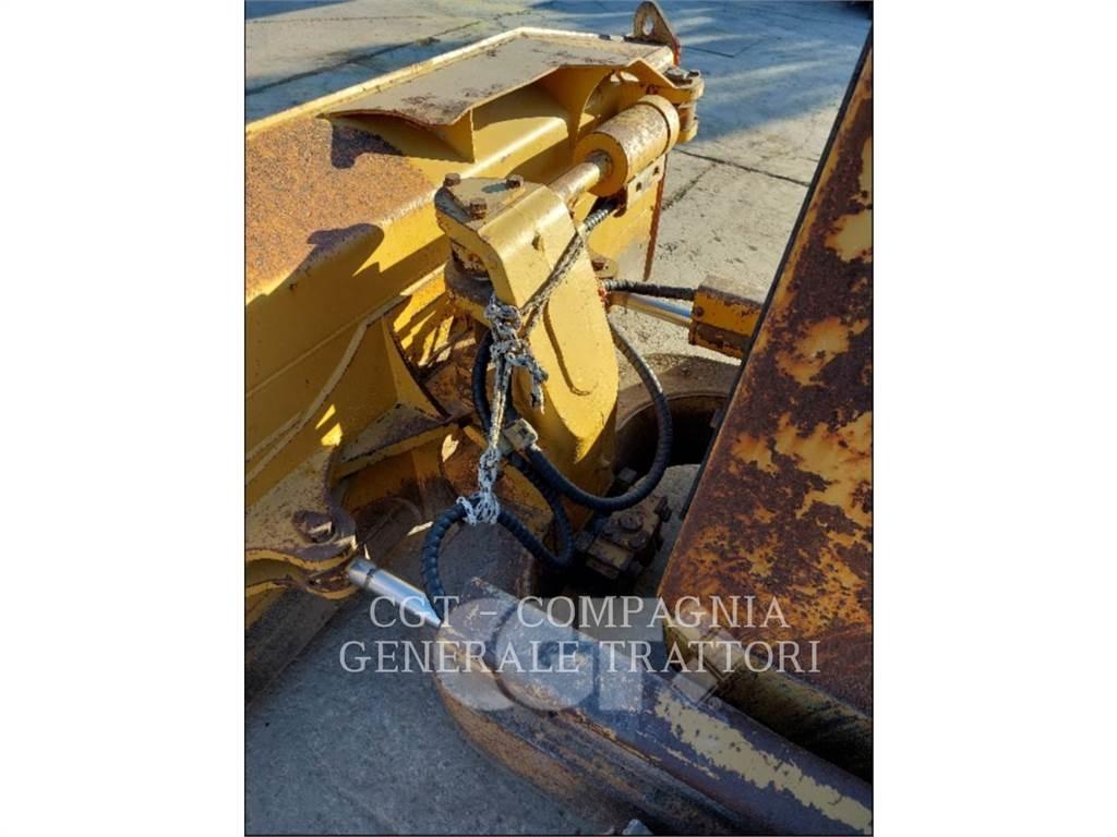 CAT D6M Crawler dozers