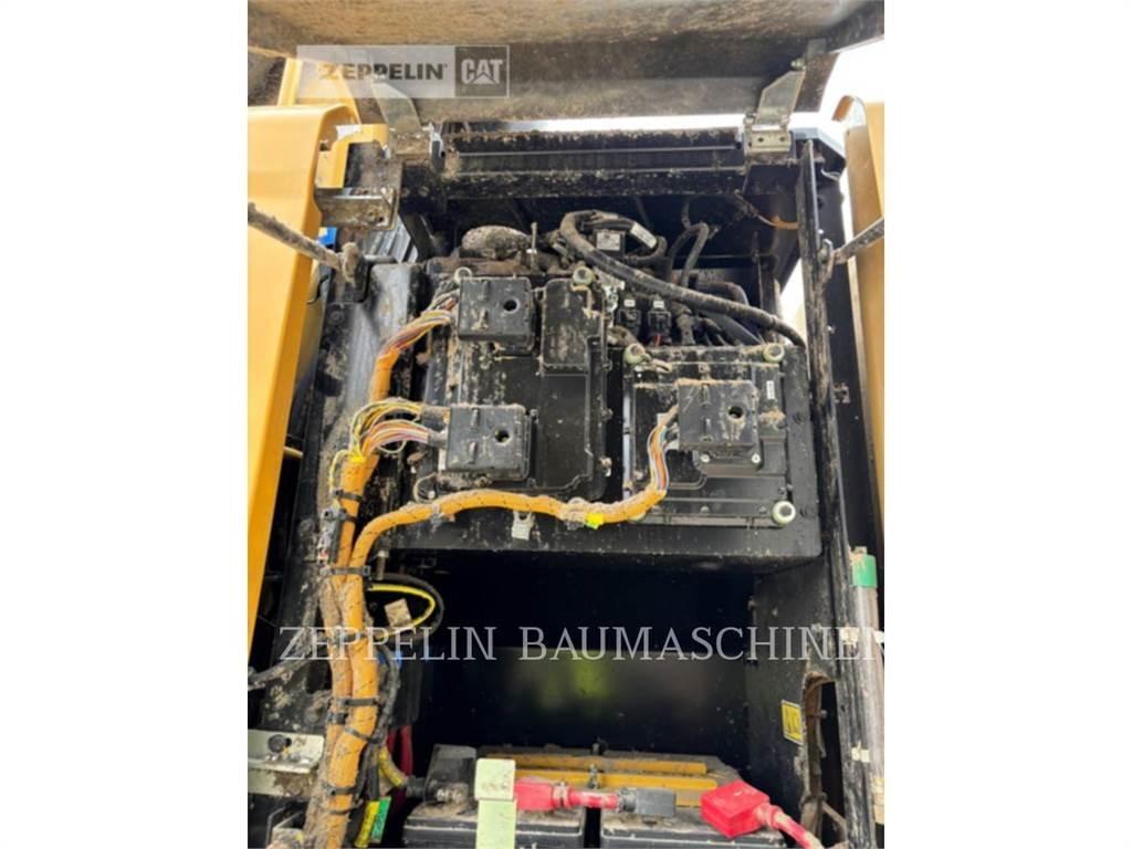 CAT MH3022-06C Demolition excavators