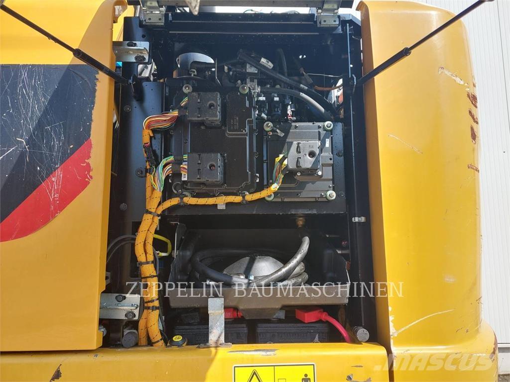 CAT MH3024-06C Demolition excavators