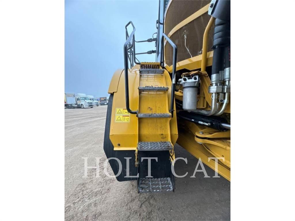 CAT W00 740GC Tanker trucks