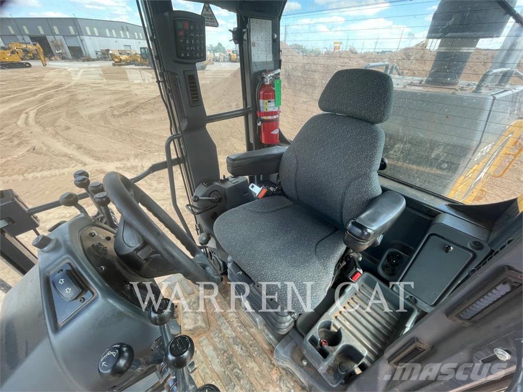 John Deere 670 Graders