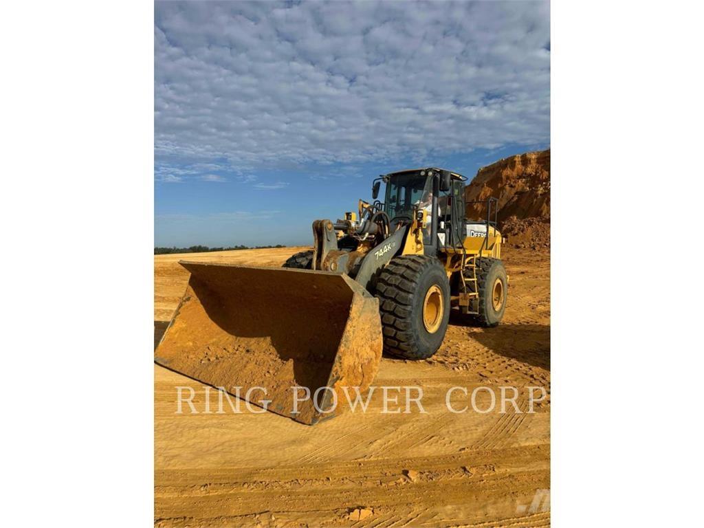 John Deere & CO. 744K Wheel loaders