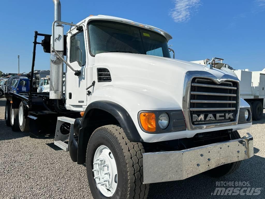 Mack GRANITE CV713 Cable lift demountable trucks