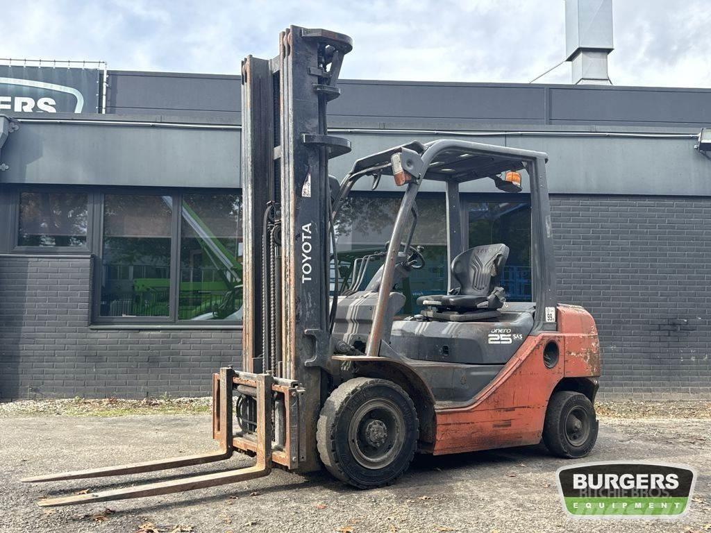 Toyota 8FDF25 Diesel trucks