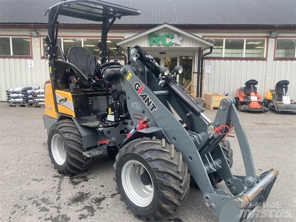 GiANT G2300HD Multi purpose loaders