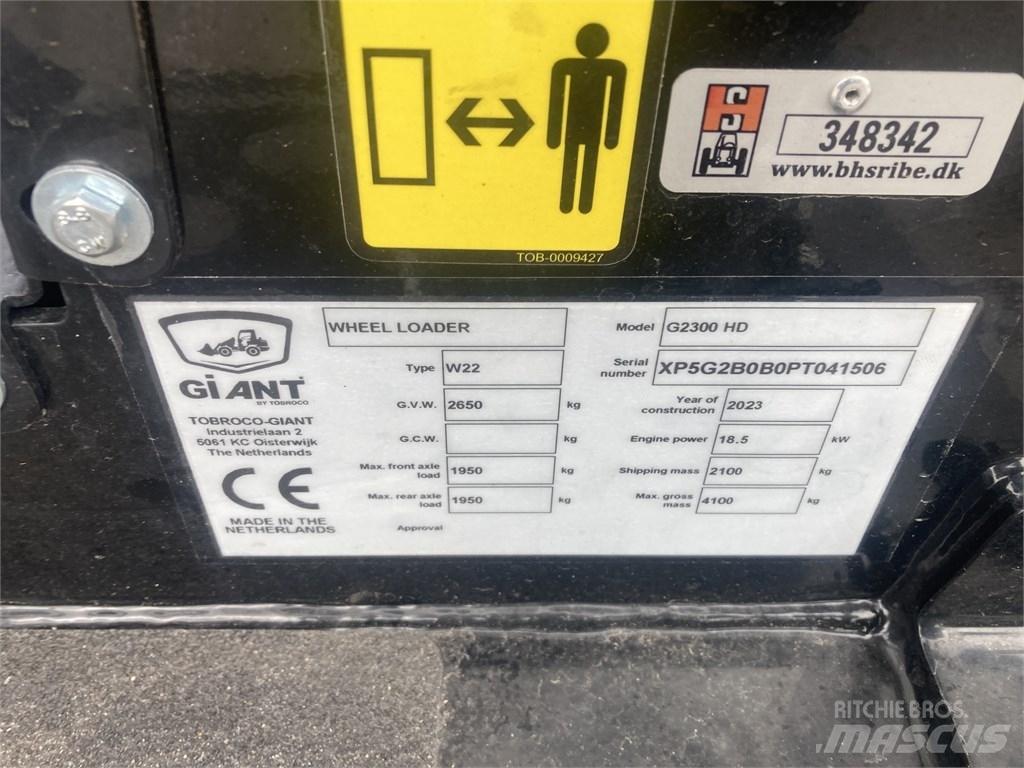 GiANT G2300HD Multi purpose loaders