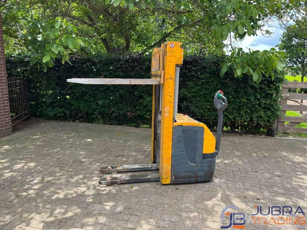Jungheinrich EJC216 Pedestrian stacker