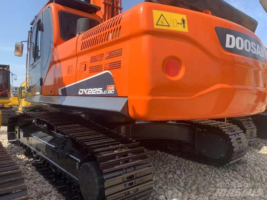 Doosan DX 225 Crawler excavators