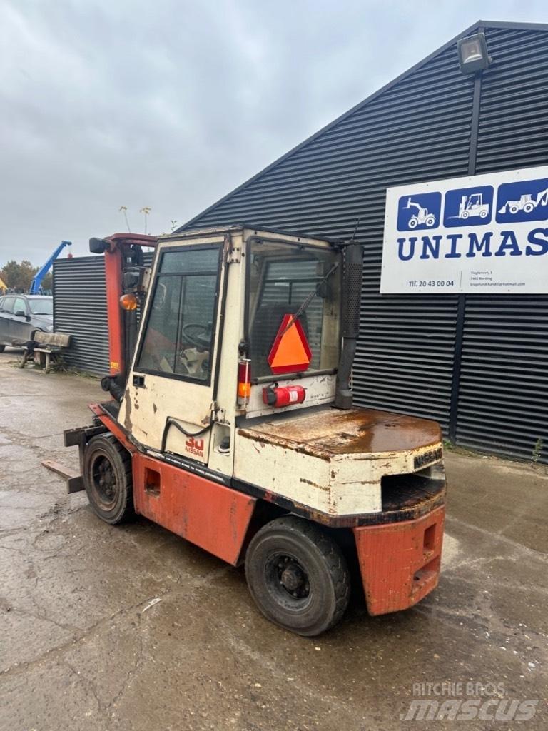Nissan FD30 Diesel trucks
