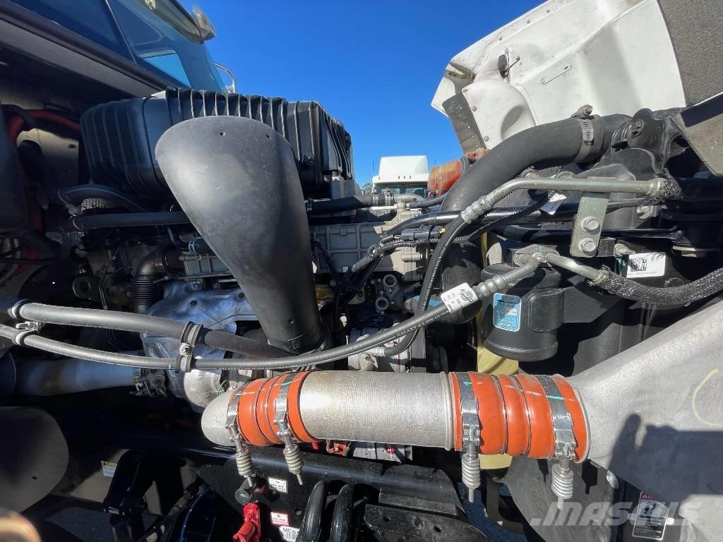 Freightliner 122 SD Tractor Units
