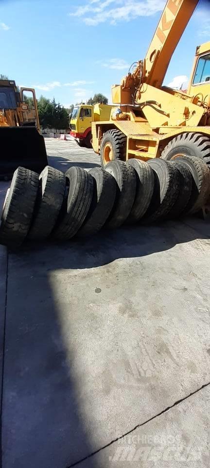 Bridgestone 13R22.5 Tyres, wheels and rims