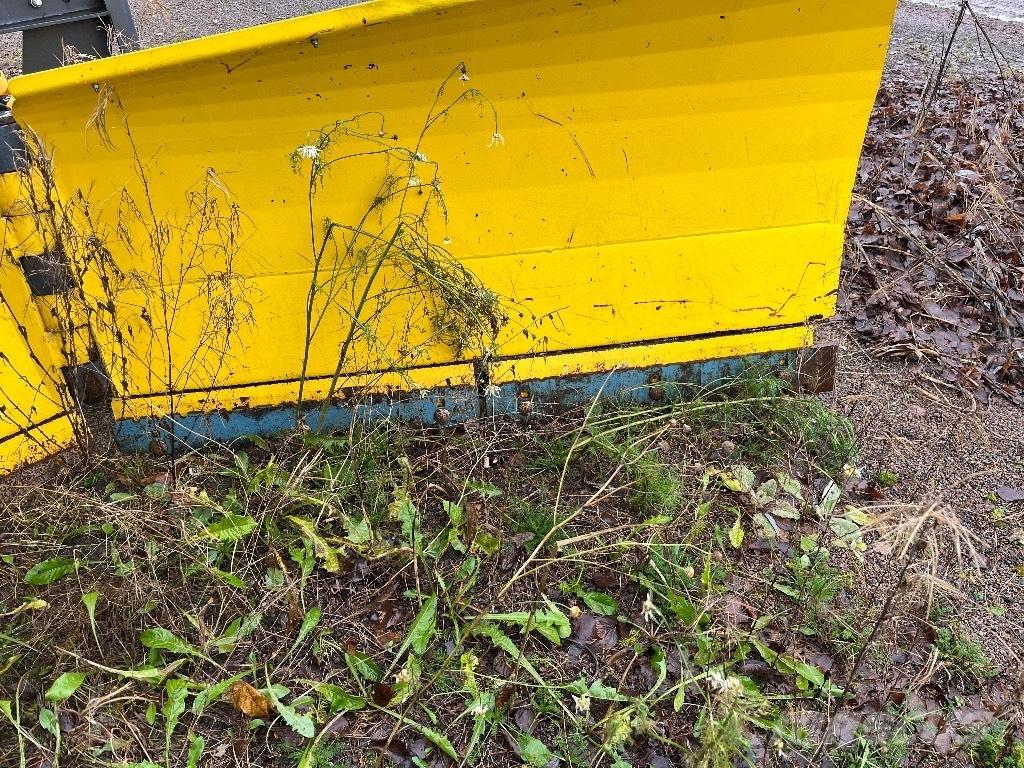 Vama 320 Snow blades and plows