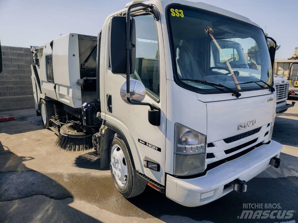 Isuzu NQR Scrubber dryers