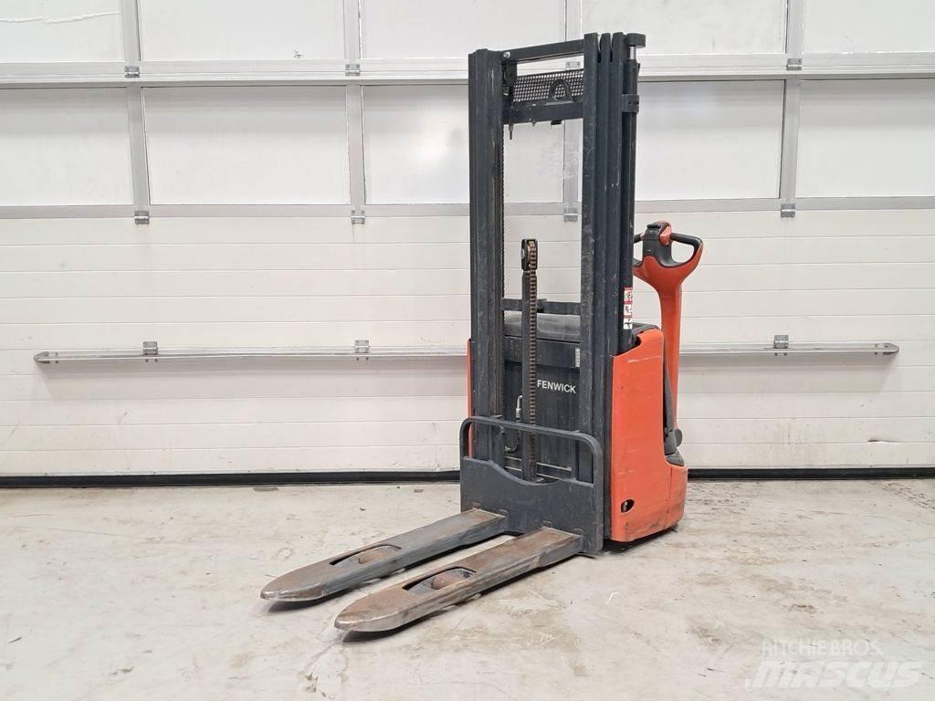 Linde L10 Pedestrian stacker